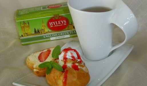 эклеры с заварным творожным кремом и клубникой