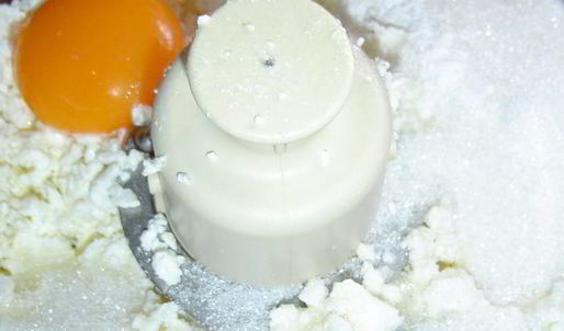 эклеры с заварным творожным кремом и клубникой