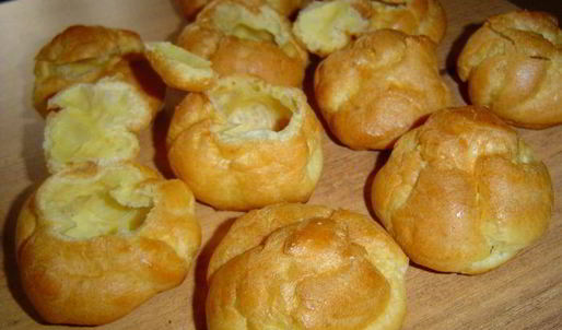 эклеры с заварным творожным кремом и клубникой