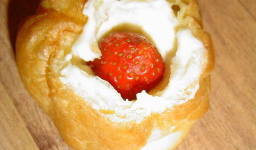 эклеры с заварным творожным кремом и клубникой