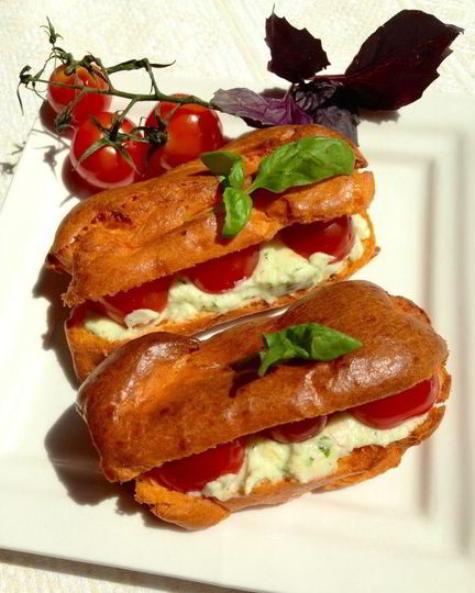 Рецепт закусочных томатных эклеров с кремом из моцареллы