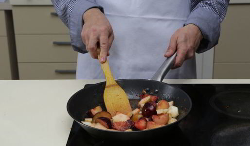 манная фруктовая запеканка с грушами и сливами