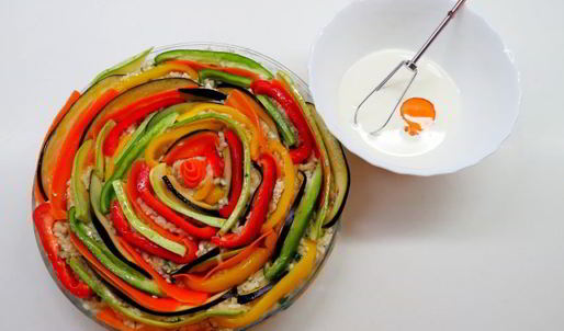 разноцветная запеканка с фаршем и овощами