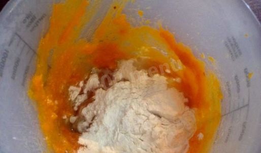 творожная запеканка с замороженными ягодами и тыквой