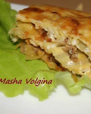 Запеканка из капусты, фарша и соуса бешамель