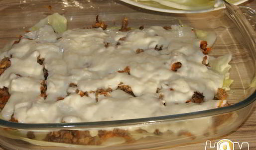 запеканка из капусты, фарша и соуса бешамель