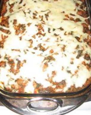 Запеканка из макарон, шпината и сыра с томатным соусом