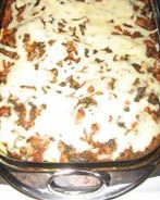 Запеканка из макарон, шпината и сыра с томатным соусом