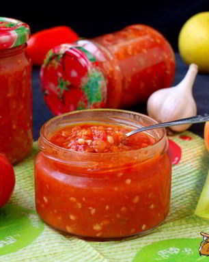 Аджика из помидоров и яблок