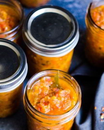 Рецепт аджики из помидоров, перца и яблок на зиму