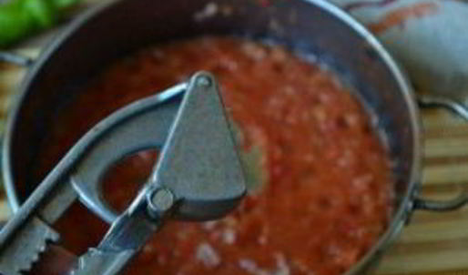 аджика с яблоками и помидорами на зиму