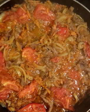 Говядина с аджикой и помидорами