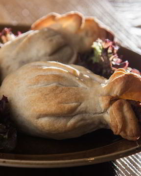 Куриные голени с аджикой в слоеном тесте