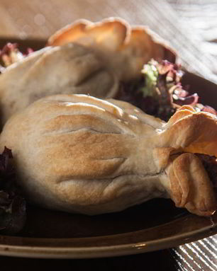 Куриные голени с аджикой в слоеном тесте