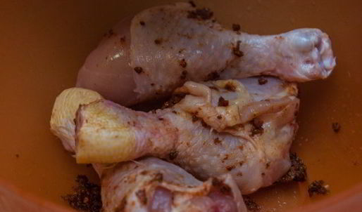 куриные голени с аджикой в слоеном тесте