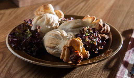 куриные голени с аджикой в слоеном тесте