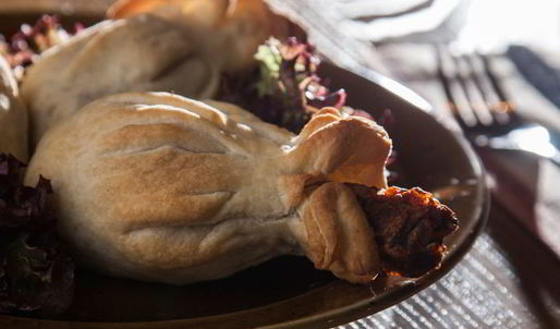 куриные голени с аджикой в слоеном тесте