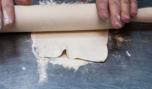 куриные голени с аджикой в слоеном тесте