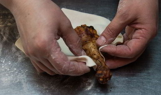 куриные голени с аджикой в слоеном тесте