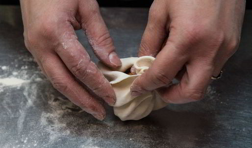 куриные голени с аджикой в слоеном тесте