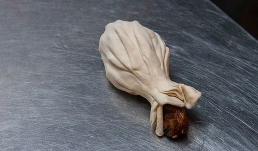 куриные голени с аджикой в слоеном тесте