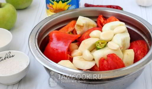 острая аджика с яблоками на зиму