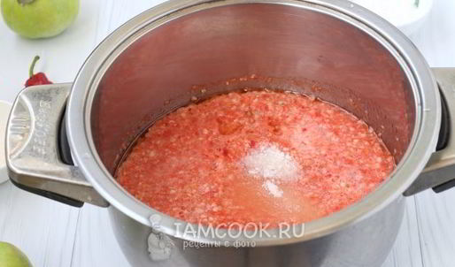 острая аджика с яблоками на зиму