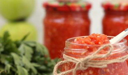 острая аджика с яблоками на зиму