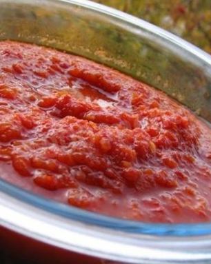 Жгучая аджика с яблоками и морковью