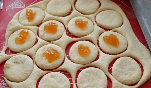 бухтели с абрикосовым джемом