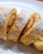 Быстрый йогуртовый рулет с джемом