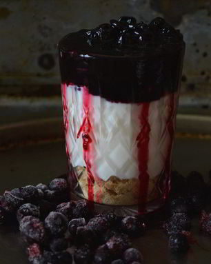 Йогуртовый десерт с быстрым домашним джемом из черной смородины