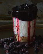 Йогуртовый десерт с быстрым домашним джемом из черной смородины