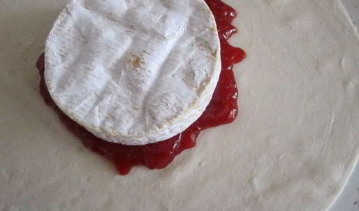 камамбер с клубничным джемом