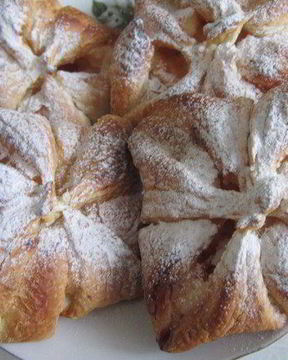 Конверты из слоеного теста с творогом и джемом