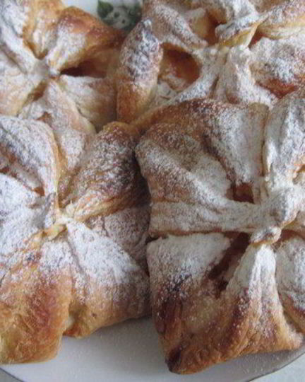 Рецепт конвертов из слоеного теста с творогом и джемом