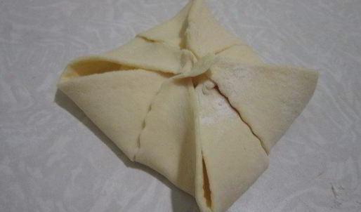 конверты из слоеного теста с творогом и джемом