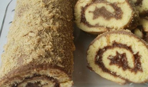 рулетик с шоколадно-банановым джемом