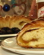 Сдобный рулет с персиково-манговым джемом