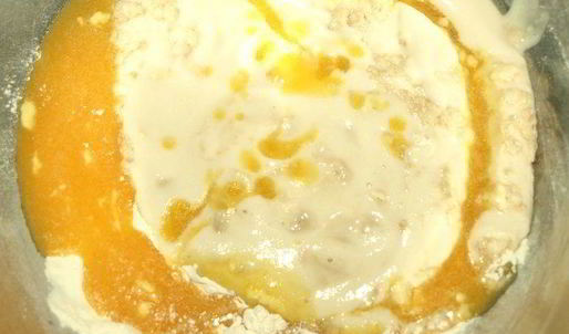 сдобный рулет с персиково-манговым джемом