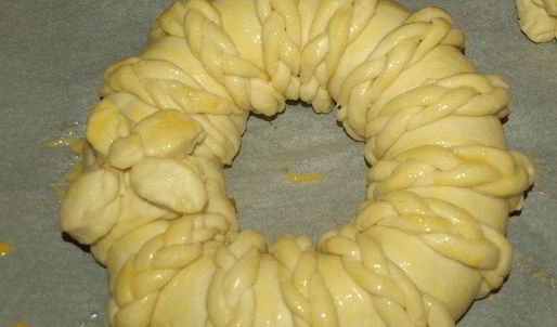 сдобный рулет с персиково-манговым джемом