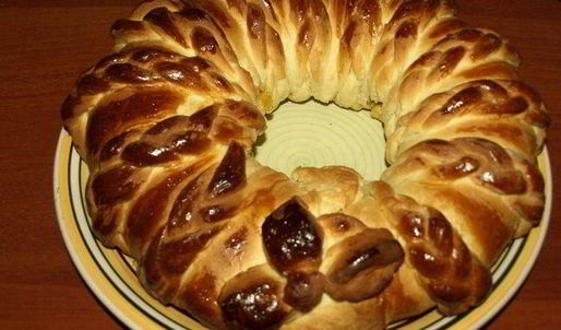 сдобный рулет с персиково-манговым джемом