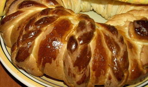 сдобный рулет с персиково-манговым джемом