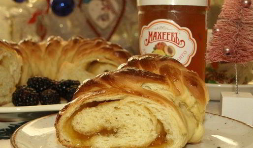 сдобный рулет с персиково-манговым джемом