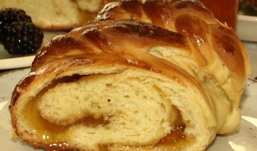 сдобный рулет с персиково-манговым джемом