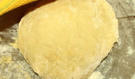 сдобный рулет с персиково-манговым джемом