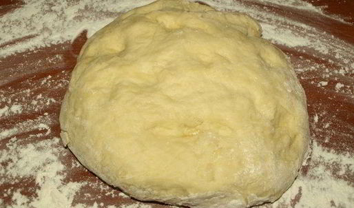 сдобный рулет с персиково-манговым джемом