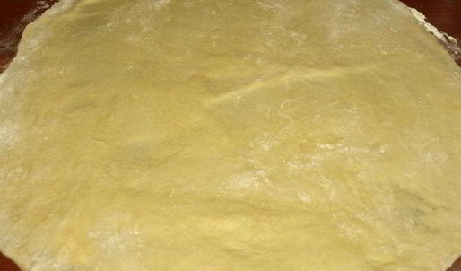 сдобный рулет с персиково-манговым джемом