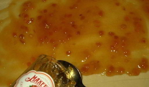 сдобный рулет с персиково-манговым джемом