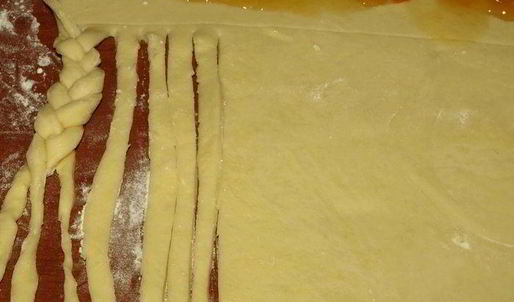 сдобный рулет с персиково-манговым джемом